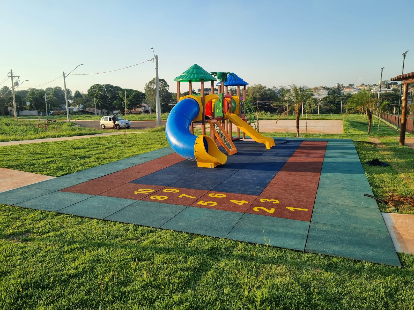 Playground com piso de borracha colorido e amarelinha