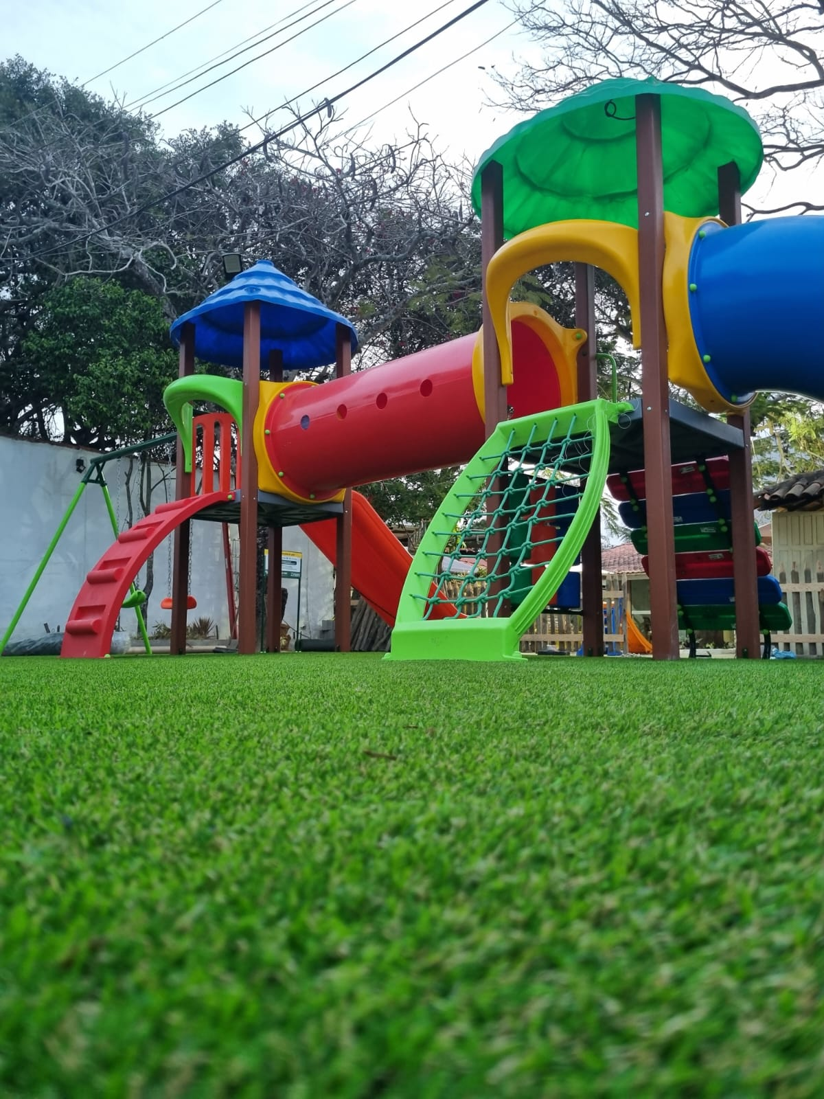 Playground instalado sobre grama sintética